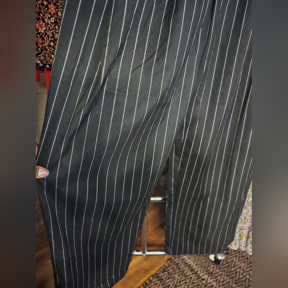 Black Pin-Striped Front Pleat Wide Leg Trouser by URBAN OUTFITTERS - NWOT - Picture 4 of 8